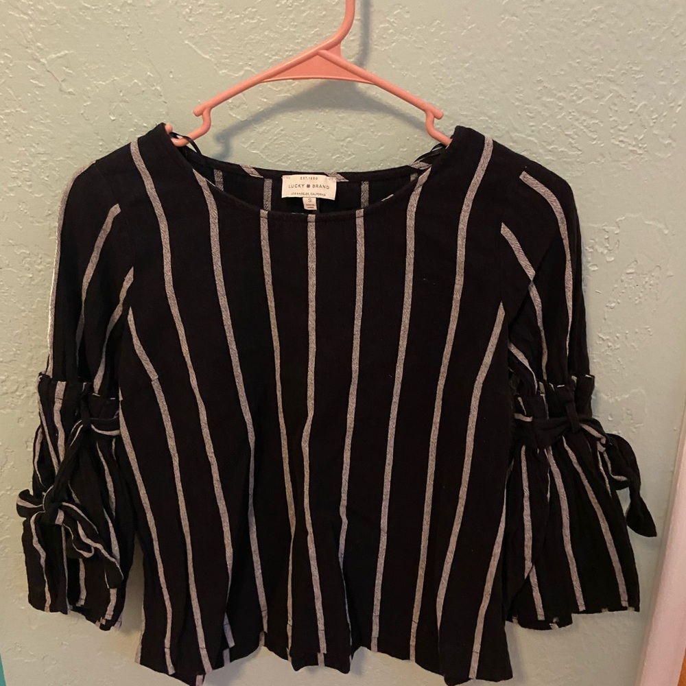 3 quarter sleeve black and white shirt